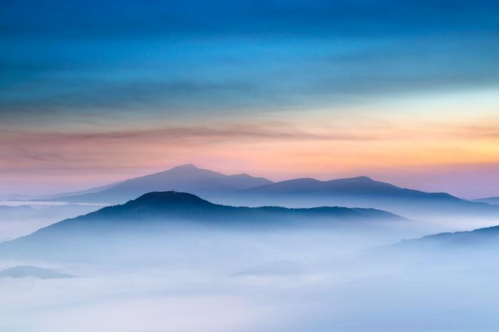 Wschód słońca w Beskidzie Wyspowym, fot. Adobe Stock, Wiosenny