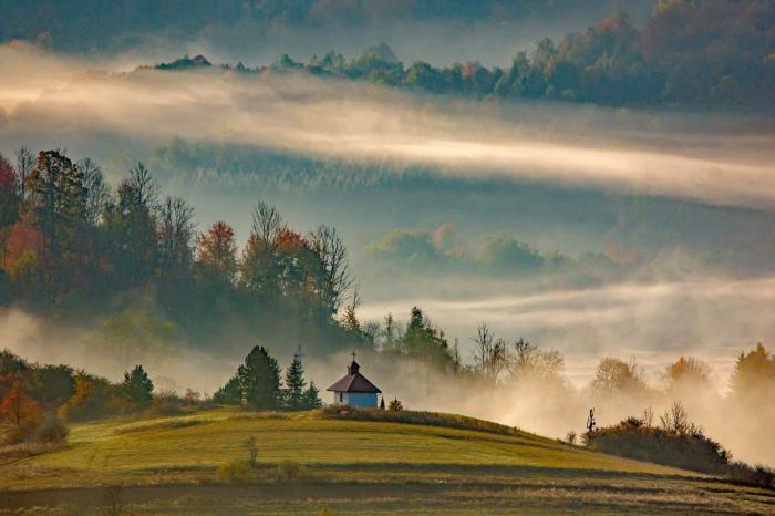 Kapliczka z górami w tle, Beskid Niski 