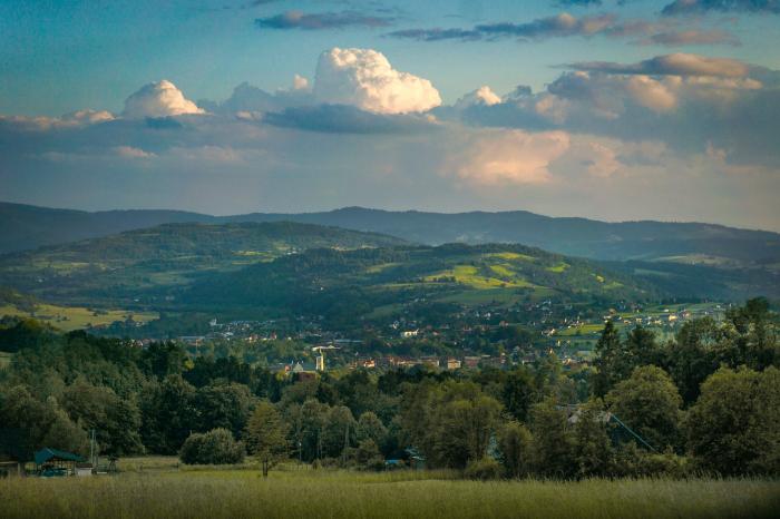 Widok z podnóży Lubogoszczy w stronę Mszany Dolnej, fot. Kuba Polanowski