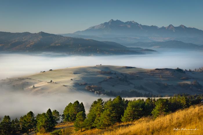 Widok z Wysokiego Wierchu na Tatry o wschodzie słońca. Fot. Kuba Polanowski