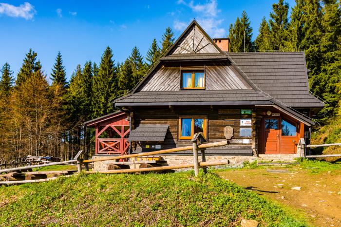 Schronisko PTTK na Hali Krupowej. Fot. Adobe Stock, gubernat