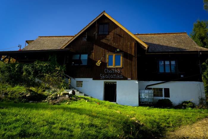 Chatka Skalanka w Worku Raczańskim. Fot. Kuba Polanowski