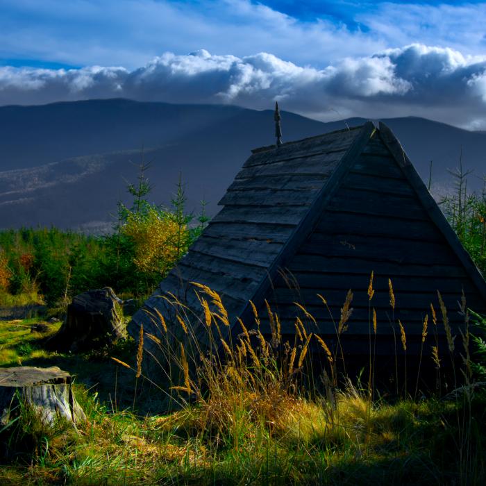 Szałas pod Magurką, Pasmo Jałowca. Fot. Kuba Polanowski