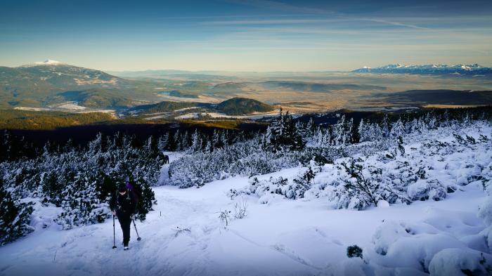 W drodze na Pilsko zimą. W tle Babia Góra i Tatry. Fot. Kuba Polanowski