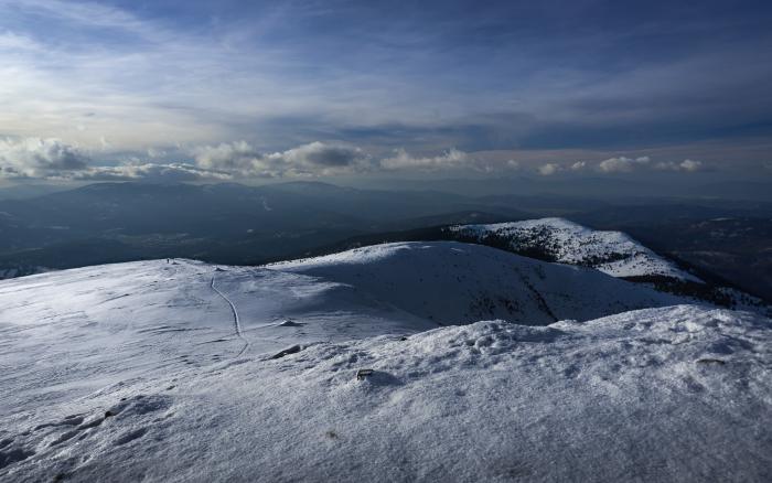 Babia Góra zimą, widok na Małą Babią Górę. Fot. Kuba Polanowski