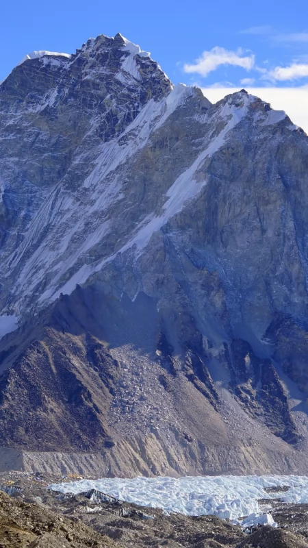 Dobry turysta to chory turysta? Kulisy afery z helikopterami w Nepalu
