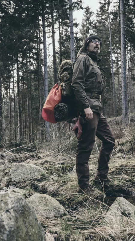 Komfortowy biwak. Jak dobrać sprzęt i odzież na nocleg w terenie?