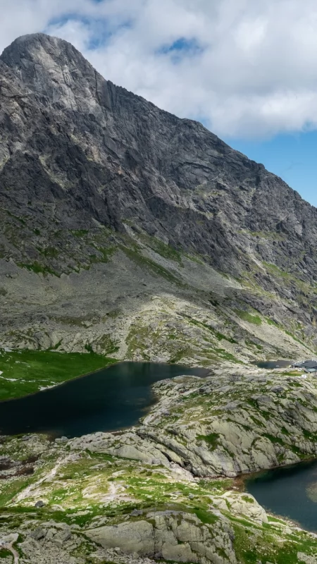 Nowy szlak na Lodową Przełęcz już otwarty. Łańcuchy i klamry zamiast piargu