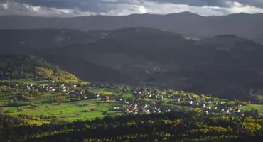Leskowiec i Potrójna. Idealny szlak na wiosenną wycieczkę w Beskidzie Małym