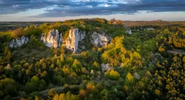 Jura Krakowsko-Częstochowska jesienią – magia światła i mgieł