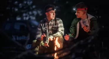 Najlepsze światło na nocne wędrówki – jak wybrać idealną czołówkę?