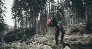 Komfortowy biwak. Jak dobrać sprzęt i odzież na nocleg w terenie?