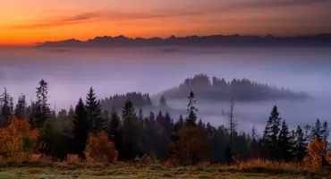 Ta niebieska godzina. Jesień w Beskidach o świcie