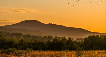 Wędrówka przez Góry Izerskie, czyli złoty widok na Karkonosze.